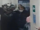 «Кашляющий ад» в очереди в ковидной поликлинике Волгограда показали на видео