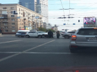 Две иномарки не разъехались на перекрестке в Волгограде и собрали пробку