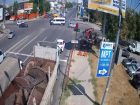Камеры сняли на видео момент столкновения прицепа с Volkswagen на Елецкой в Волгограде 