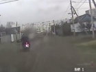 Удирая от сотрудников полиции, мотоциклист в Волгограде потерял пассажира