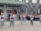 Мамы отожгли на Последнем звонке в Волгограде: «Танцпол везде!»