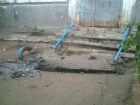 На юге Волгограда бетонный козырек подъезда обрушился на трех девочек