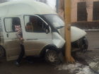 Маршрутка протаранила столб на дороге в Волжском 