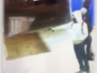 На видео попала стрельба по магазину троих неизвестных в центре Волгограда