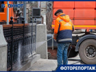 Волгоградский фотограф запечатлел, как моют ограду на проспекте Ленина