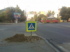 Дорожный знак провалился в яму в центре Волгограда