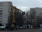 В районах Волгограда опаздывают с установкой праздничных елок