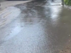 Вода волгоградцев неделю разливается по двору: жители сняли видео