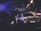 Chevrolet Lacetti влетела в группу людей и протаранила две машины на юге Волгограда