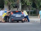Скейтеры попытались перевернуть машину в Волгограде: видео