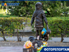 Китайским ширпотребом засыпали в Волгограде памятник сталинградской девочке