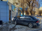 Подробности ДТП в Волгограде, где Nissan врезался в киоск с шаурмой: пострадала водитель и ее 4-летняя дочь