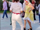 Отвязная танцорша задрала юбку, наплевав на возраст, на ретро-танцах в центре Волгограда
