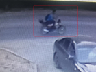 Школьницу снес мопед и скрылся в Волгограде: видео 