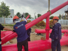 Инженеры из Китая монтируют чудо техники в центре Волгограда