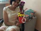 Учителя английского языка Ирину Коноваленко поздравляют ученики и родители
