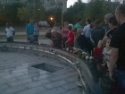 Волгоградцы массово несут цветы к фонтану, ставшему могилой 12-летнему школьнику