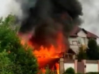 На юге Волгограда горят гараж и частный дом: пожар сняли на видео