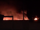 На видео попал сильный ночной пожар на севере Волгограда