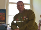 Необычный таксист в Волгограде возит пассажиров в военной форме