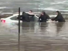 Под воду ушел двор 24-этажного дома в Волгограде: люди толкают машины и кричат