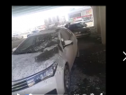 На Самарском разъезде в Волгограде припаркованную прокурорскую ﻿Toyota Corolla залило бетоном