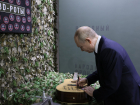 Владимир Путин подписал гитару для бойца-директора волгоградской школы 