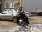 11-летний волгоградец с ДЦП показал дорогу до школы по ледяной наледи затопленного двора