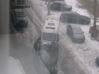 Толкали вчетвером: скорая застряла в ледяной колее в Волгограде – видео