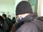 Волгоградцы замерзают в очередях поликлиник: видео