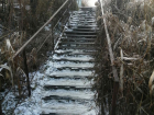 Покрытая льдом лестница и странный мостик пугают волгоградцев