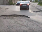 «Мыльные пузыри благополучия», - активист ОНФ в Волгограде просит залатать гигантскую яму 