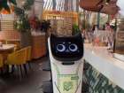 Волгоградский ресторан взял на работу робота-официанта