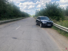 Под Волгоградом водитель на кроссовере премиум-класса врезался в отбойник и скончался на месте
