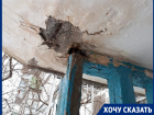 Козырек у подъезда в Волгограде рискует рухнуть на головы жильцов