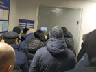 Замерзающие толпами греются в отделе миграции в Волгограде
