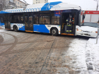 В центре Волгограда новый троллейбус снес «четырнадцатую»
