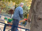 "Похож на педофила": 16-летнюю волгоградку испугал странный мужчина около детской площадки
