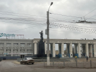 В Волгоград по-тихому вернули к заводу памятник Дзержинскому
