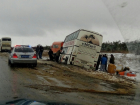 Сотрудники ГИБДД накормили пассажиров автобуса, слетевшего в кювет под Волгоградом