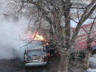В Волгограде полыхающую в жилом дворе  Lada сняли на видео