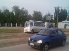 В Волгограде автобус «Питеравто» застрял в грязи на обочине
