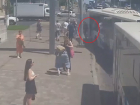 Автобус «лягнул» волгоградку на остановке: странное ДТП попало на видео