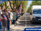 Волгоградцы с флагами и сиренью выстроились вдоль дороги в день визита Путина 