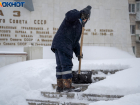 Избранные улицы Волгограда очистят от снега вручную