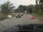 Прикрытые пластиком дыры на суженной дороге взбесили волгоградку