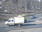 В Волгограде реанимобиль с пациентом внутри протаранил грузовик: видео