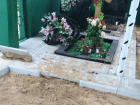 Неизвестные раскапывают могилы на кладбище Волгограда 