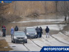 Вышедшая из берегов река топит машины в Волгограде, проезд закрыт 