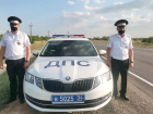 «По-человечески поддержали»: волгоградских полицейских поблагодарили путешественники, улетевшие в кювет из-за оторвавшегося колеса  
